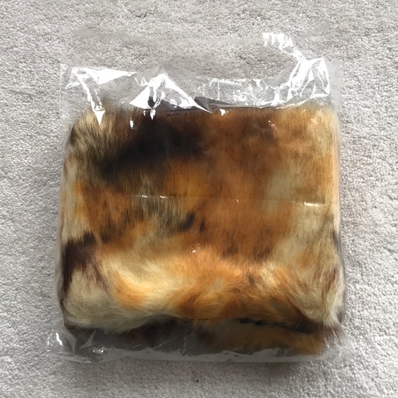 🦋4/$50🦋 NWOT Faux fur scarf/wrap - Picture 5 of 5